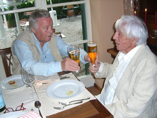 Fred Bertelmann beim Bier mit seinem Freund Jopie Heesters (2009)