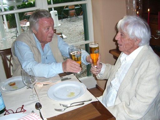 Fred Bertelmann beim Bier mit seinem Freund Jopie Heesters (2009)