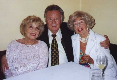 Fred Bertelmann mit Mady Rahl und Carola Höhn (2003) Fred Bertelmann mit Mady Rahl und Carola Höhn (2003)